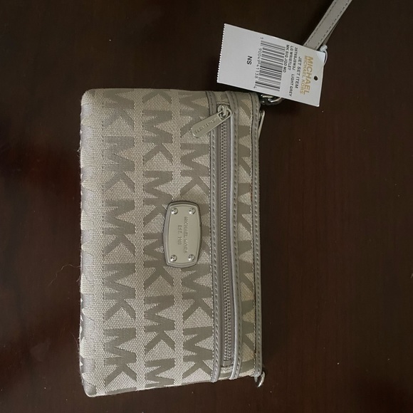 NWT Michael Kors Wrsitlet Wallet - Picture 4 of 4